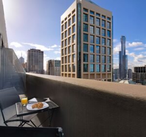  Oaks Melbourne on Collins Suites