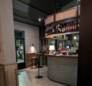 Naughtons Hotel Food & Beverages in Parkville