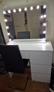 Vanity Chic Mirrors Fashion in Dingley Village